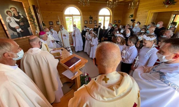 Освящён восстановленный иезуитами храм в селе Белосток Томской области