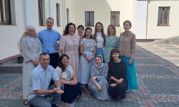 Делиться даром игнатианской духовности, сотрудничая с не-иезуитами