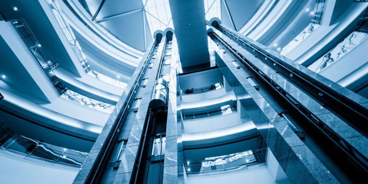 В поисках Бога за дверями лифта