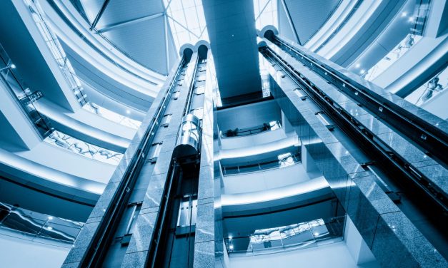 В поисках Бога за дверями лифта