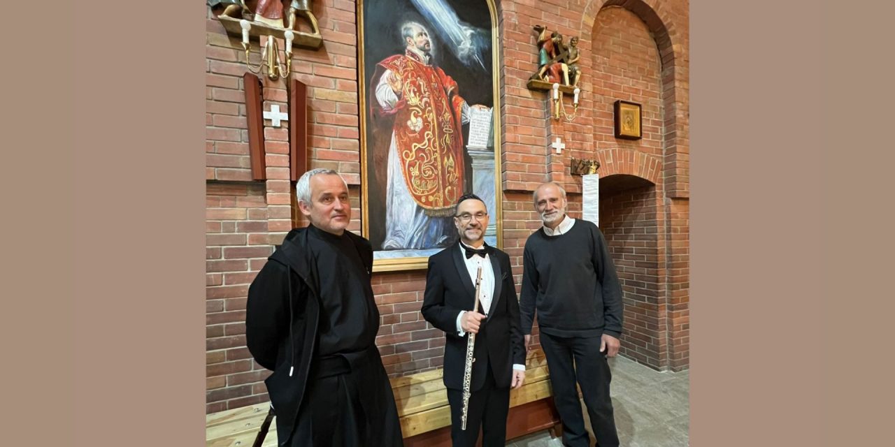 Иезуит играет об иезуитах. На концерте в Новосибирске прозвучала музыка из известного кинофильма